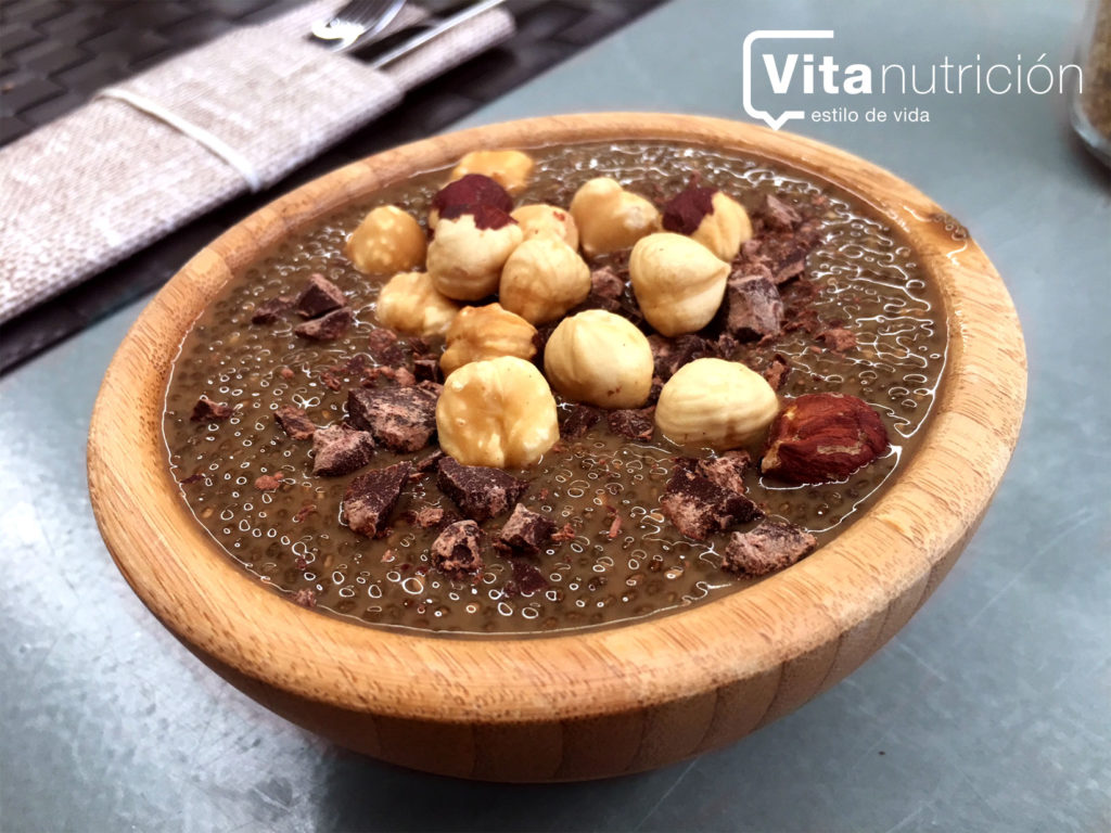 Pudding de Chía, café y chocolate, decorado con avellanas - Vita Nutrición
